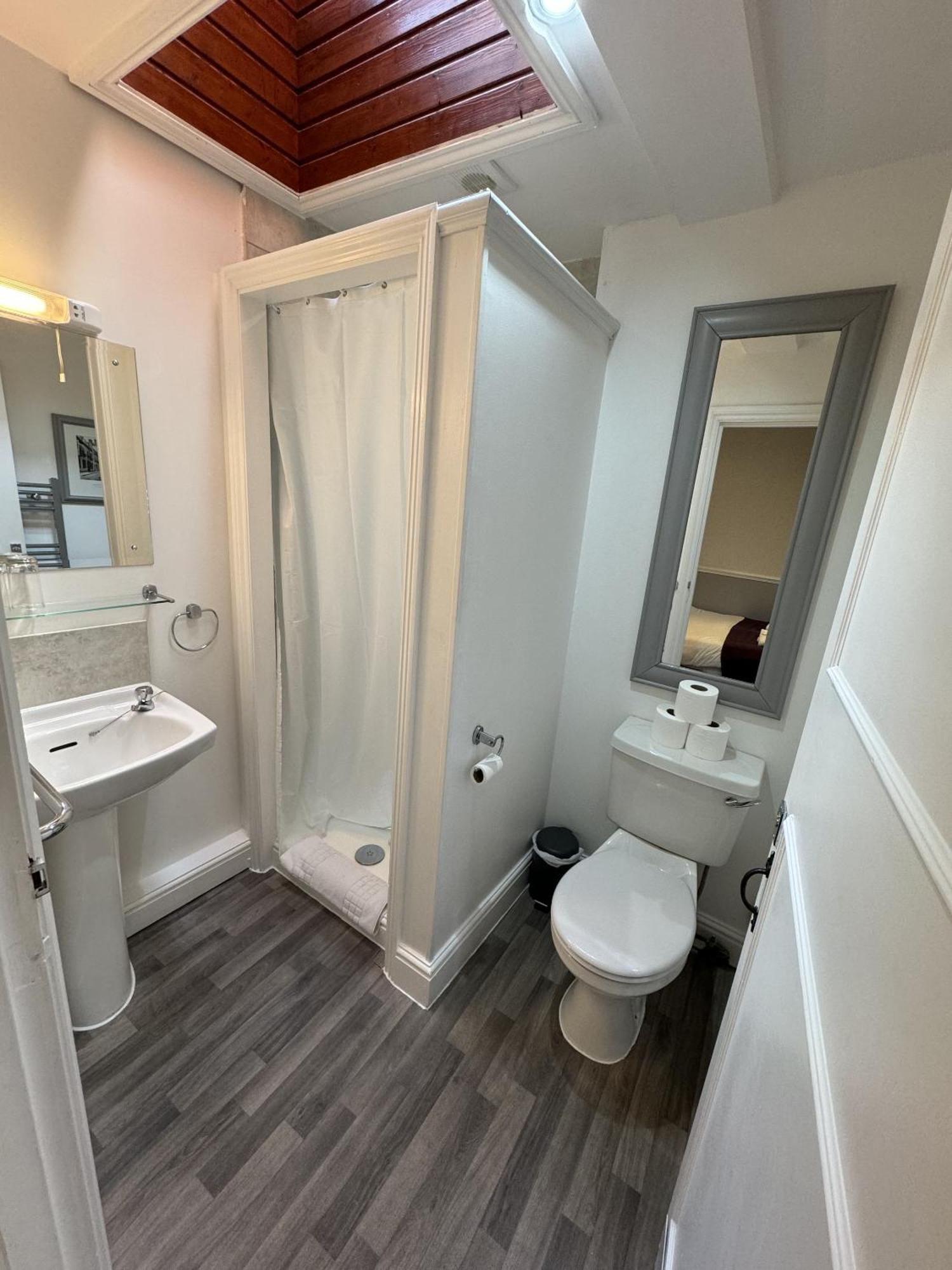 The Windsor Trooper Pub & Inn Room photo